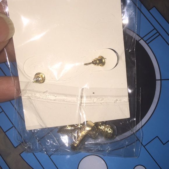 T&J Pearl Cluster Ear Cuff - Picture 5 of 5